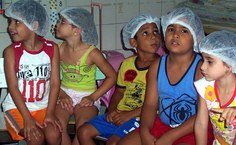 Crianças se preparam para oficina de manipulação de alimentos