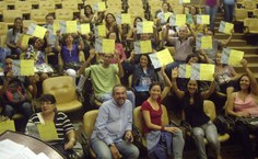 Concluintes exibem os certificados