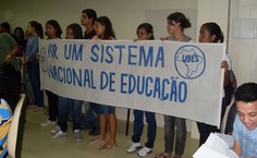 Estudantes secundaristas presentes à sessão