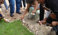 Velas acesas para lembrar as 497 vítimas