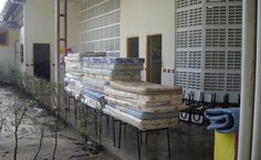 Colchões utilizados pelas crianças foram colocados para secar