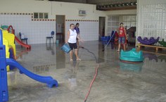 Núcleo de Educação Infantil também foi invadido pela água e passa por limpeza