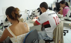 Aula em laboratório de Engenharia de Pesca