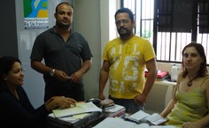 Professor Sérgio Onofre (em pé, com camisa amarela), coordenador do Polo Penedo