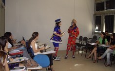 Cia Teatro da Meia-Noite em performance nas salas da Universidade