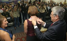 Rosana Vilela recebe a comenda Nise da Silveira