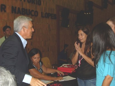 Entrega do título de graduada em Psicologia a Dianny Magalhães (de blusa preta)