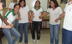 Experimentos didáticos: alunos tomando choque com o gerador de Van Der Graaf