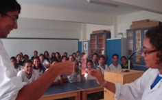 Alunos assistem ao show de Química