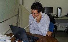 Pesquisador concede entrevista por telefone à imprensa
