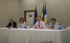 Da esquerda para a direita: reitor José Geraldo de Souza Júnior, da UNB, secretária Maria Paula Dallari, da SesuMec, reitor Alan Barbiero e reitora Ana Dayse Dorea