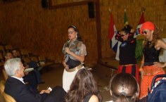 Performance de alunos do curso de Teatro