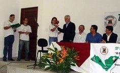 Vice-reitor Eurico Lôbo entrega o prêmio de Zootecnia