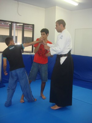 Alunos do projeto recebem orientações de aikido