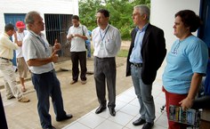 Vice-reitor recebe informações sobre as pesquisas