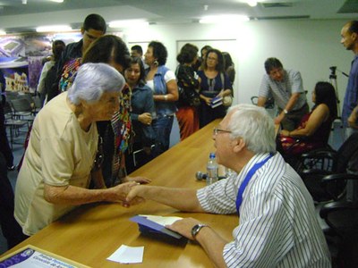 Jornalista autografa livros em lançamento (Foto: Anny Rochelly)