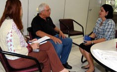 Marques de Melo conversa com a coordenadora da Ascom, Márcia Alencar, e com a jornalista Diana Monteiro