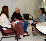 Marques de Melo conversa com a coordenadora da Ascom, Márcia Alencar, e com a jornalista Diana Monteiro