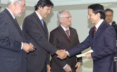 Eduardo Freire Nakamura cumprimenta o ministro Haddad