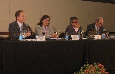 Reitores Alan Barbiero (UFT), Targino de Araújo (UFSCAr) e Renato de Aquino (Unifei) participam da mesa de encerramento do evento, coordenada pela secretária de Educação Superior Maria Paula Dallari