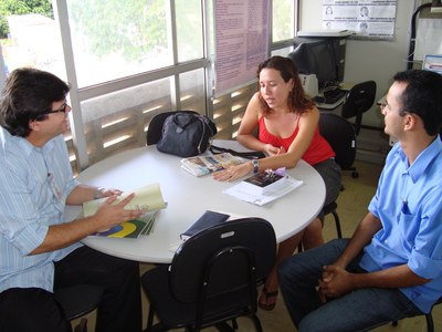 Representantes do Sebrae conversam com incubadoras