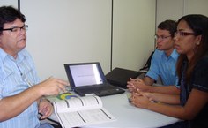 Representantes do Sebrae conversam com incubadoras