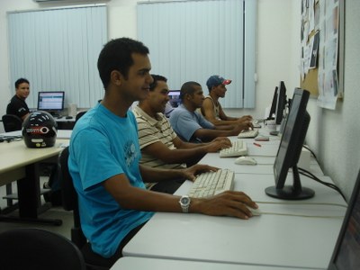 Seguranças da Servipa na aula de informática