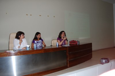 Rossana Gaia, falando ao lado da aluna, aline Rocha, e da coordenadora Ruth Vasconcelos | nothing