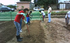 Estudantes trabalham jundo com a comunidade