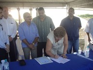 Professora Ana Dayse assinando o termo de posse do terreno