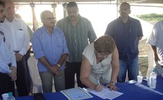 Professora Ana Dayse assinando o termo de posse do terreno