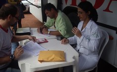 Profissionais de saúde avaliam os candidatos a doadores de sangue