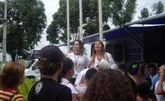 Ruthe Barbosa dando orientações aos estudantes