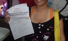 Rafaela de Souza mostrando sua ficha de cadastro