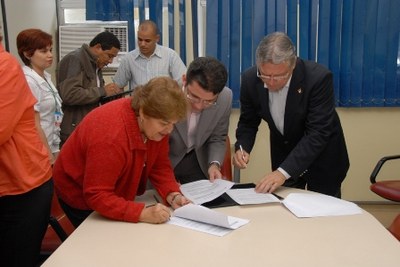 A ordem de serviço foi assinada pelo governador, secretário da Saúde e pela reitora da Ufal no HU. Foto: Olival Santos