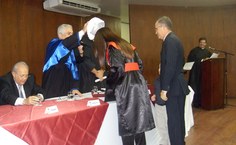 vice-reitor colando grau da mestre em Direito