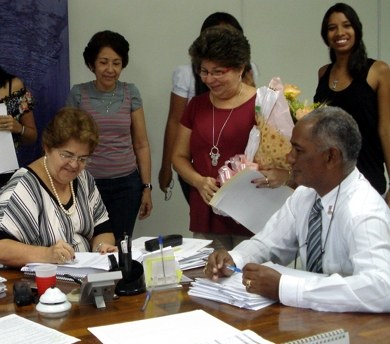 Professora Ana Dayse assinando a aposentadoria da professora Zezé