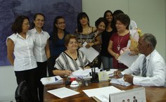 Professora Zezé recebendo homenagens