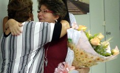 Abraço entre professora Ana Dayse e Zezé