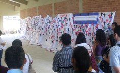 Cruzes no painel simbolizam as vítimas