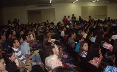 Público no auditório do espaço cultural