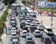 conflito entre manifestantes e motoristas na principal via da cidade