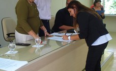 Nova docente assina termo de posse