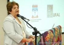 Reitora durante o lançamento da Bienal