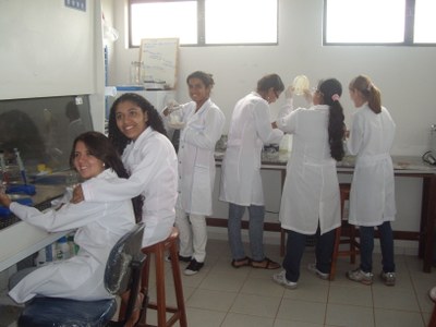 Alunas desenvolvem pesquisa em laboratório