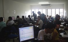 Alunos em nova sala de informática: conhecimento sem fronteiras