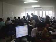 Alunos em nova sala de informática: conhecimento sem fronteiras