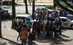 Festa de despedida no pátio da reitoria