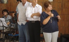 Reitora Ana Dayse discursa para os estudantes de partida