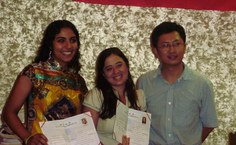 Flávia e Maria Elisa recebendo o certificado de participação do curso